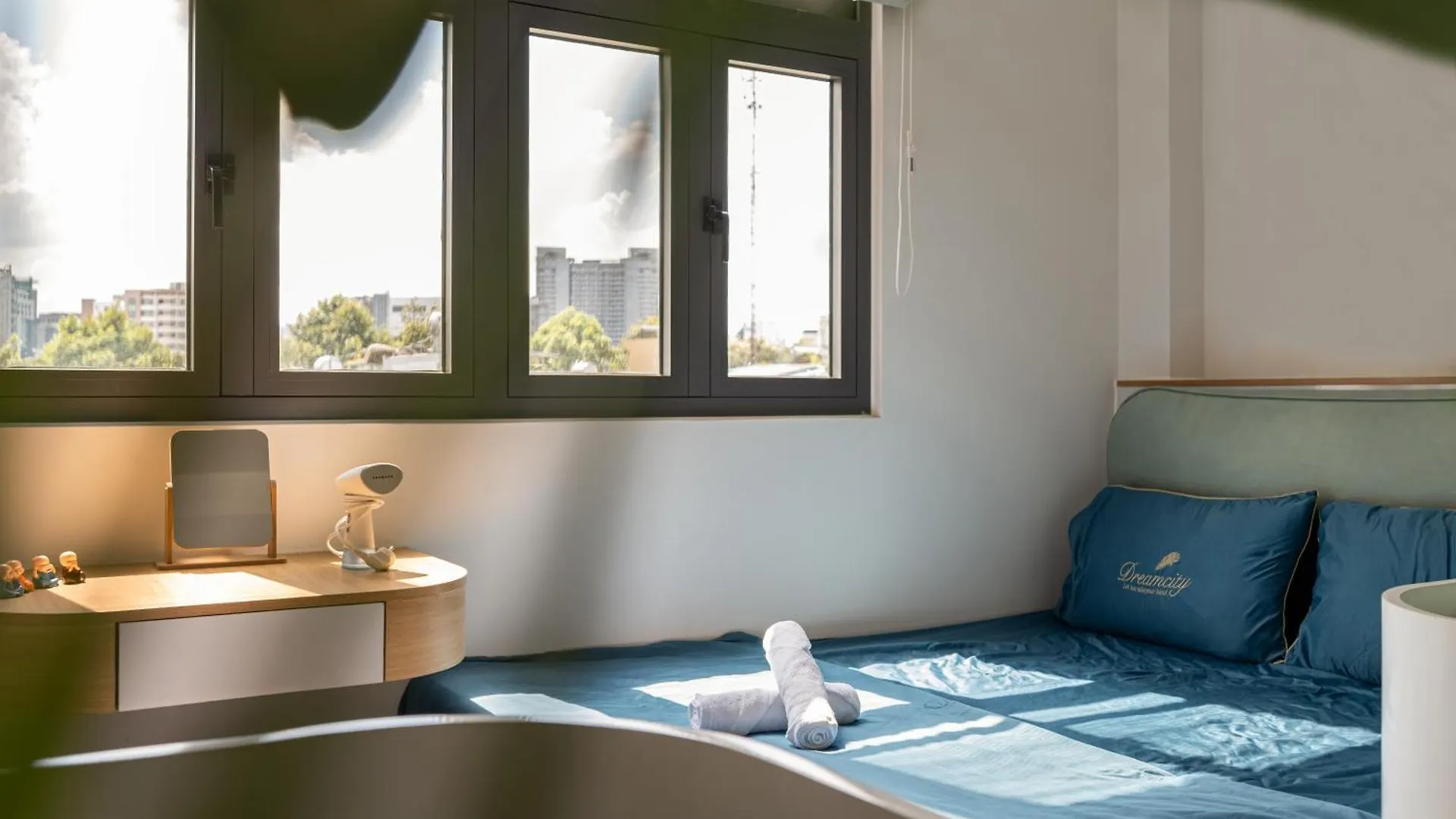 Bed & Breakfast Sweet Rentals Homes - Cozy Studio W Kitchen & Netflix Ho Chi Minh City