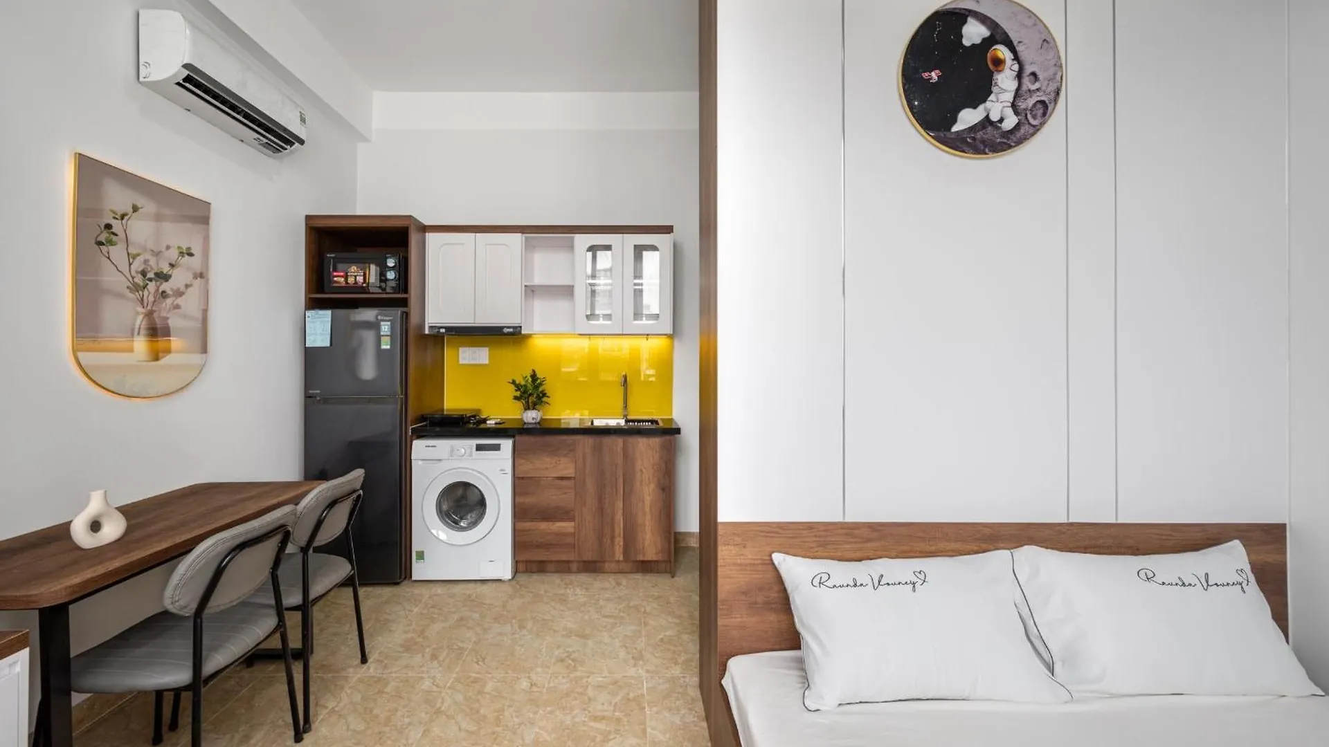 Bed & Breakfast Sweet Rentals Homes - Cozy Studio W Kitchen & Netflix Ho Chi Minh City Vietnam
